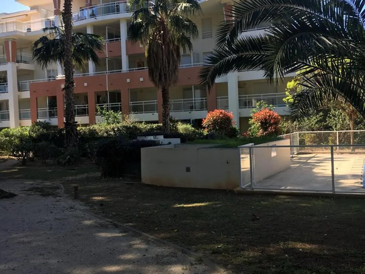 Hyeres : T2 Avec Clim, Piscine & Parking Au Port - Fr-1-335-190 Daire Fransa