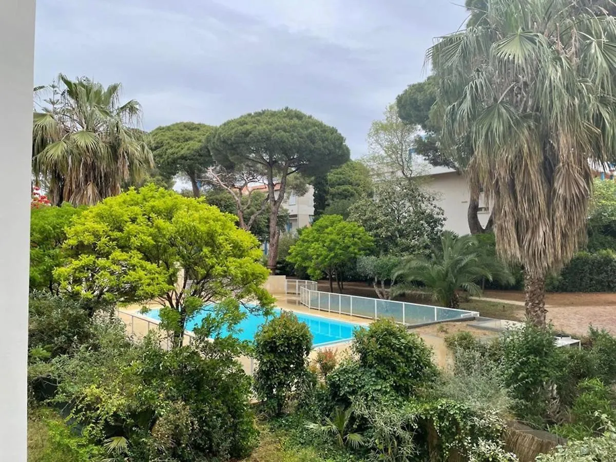 Hyeres : T2 Avec Clim, Piscine & Parking Au Port - Fr-1-335-190 Daire