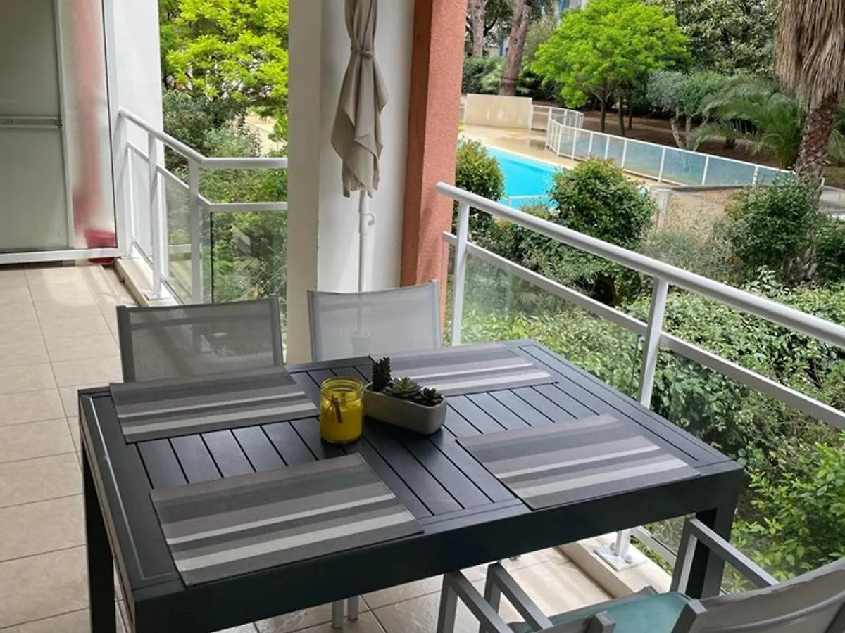 Hyeres : T2 Avec Clim, Piscine & Parking Au Port - Fr-1-335-190 Daire