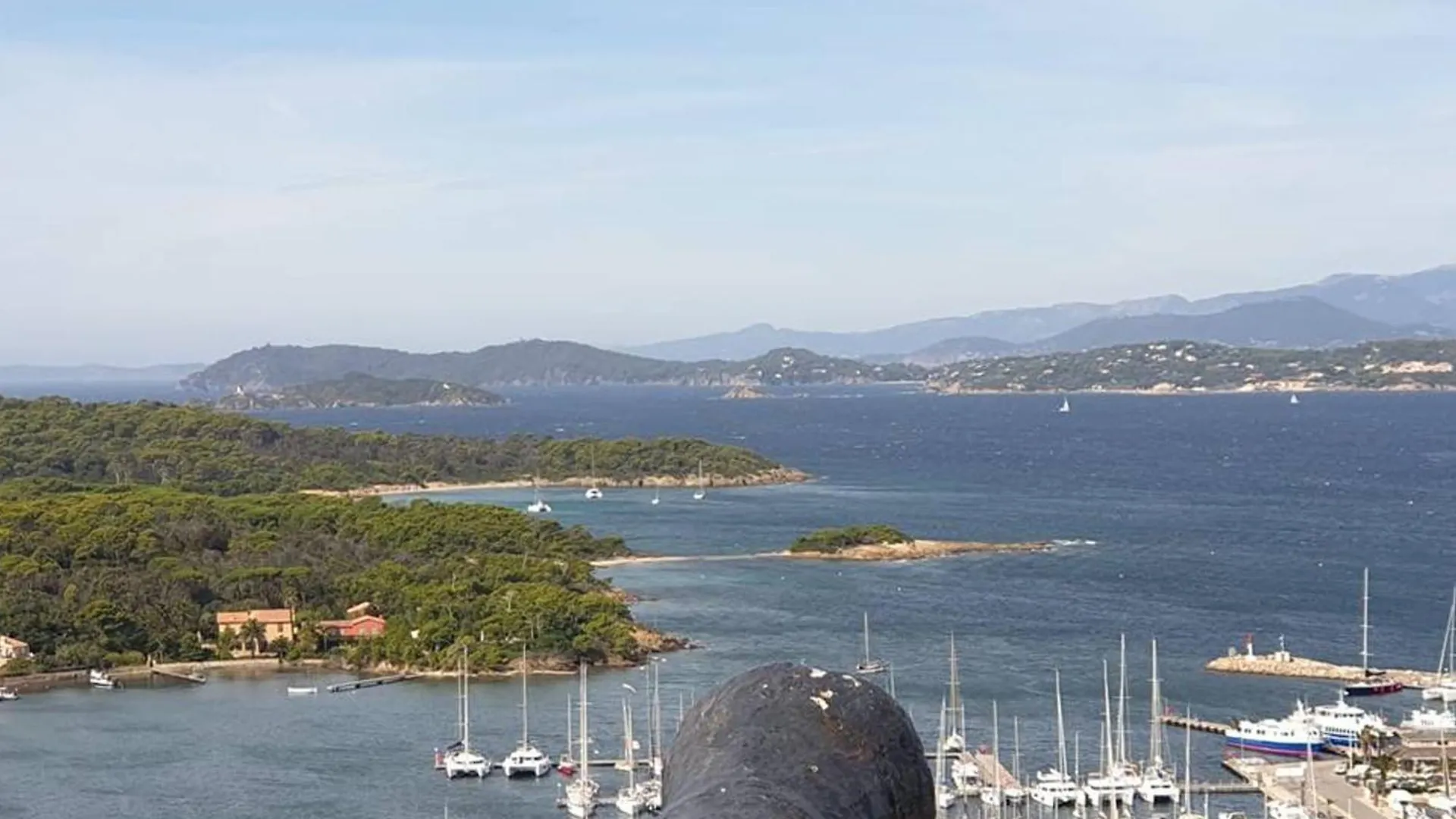 Hyeres : T2 Avec Clim, Piscine & Parking Au Port - Fr-1-335-190 Daire