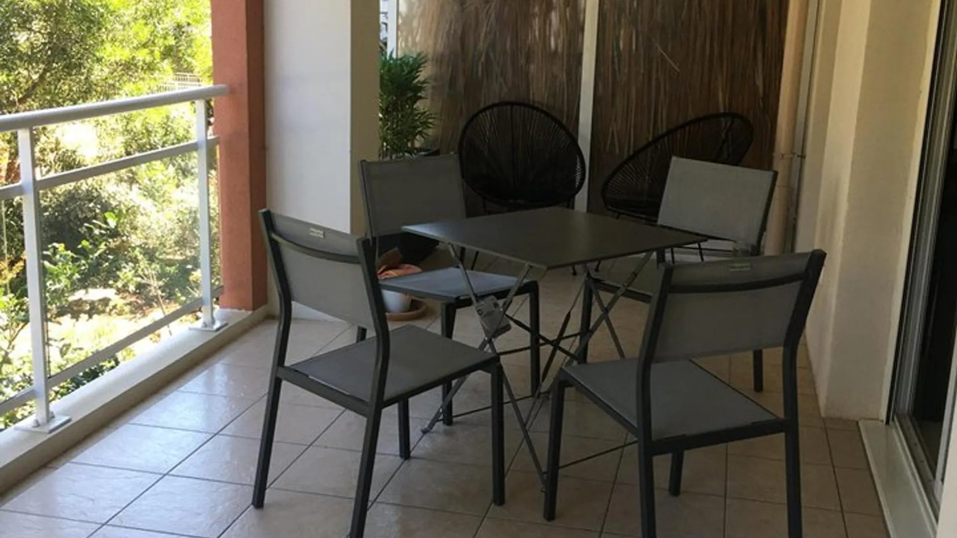Hyeres : T2 Avec Clim, Piscine & Parking Au Port - Fr-1-335-190 Daire